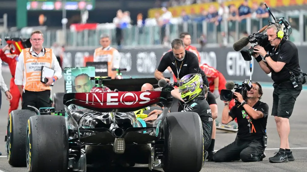 Lewis Hamilton se despedindo do W15 em Abu Dhabi
