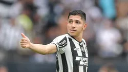 Savarino, meia-atacante do Botafogo, comemora seu gol durante partida contra o São Paulo no estádio Engenhão