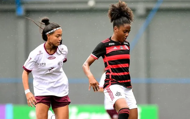 Jogadora do Flamengo disputa lance com rival da Ferroviária nas quartas de final da Copinha Feminina que terminou com a eliminação das Meninas da Gávea. Foto: Marcos Ribolli/Ag. Paulistão