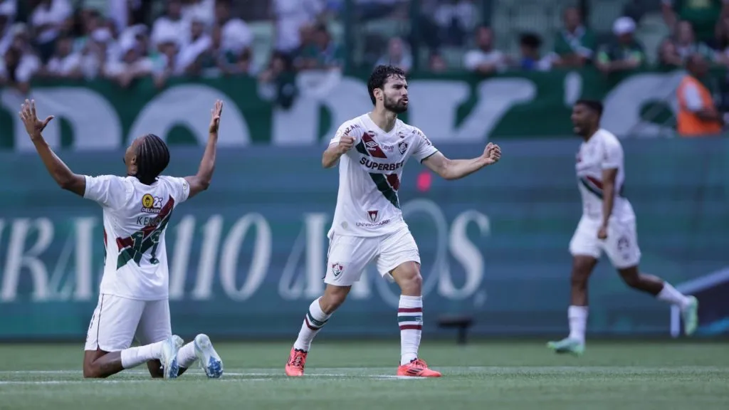 Jogadores do Fluminense comemoram vitória ao final da partida contra o Palmeiras pelo Campeonato Brasileiro A 2024. Foto: Ettore Chiereguini/AGIF