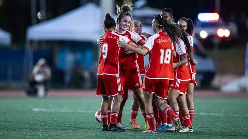 Gurias Coloradas comemoram vitória com goleada sobre o Botafogo e classificação na semifinal da Copinha Feminina