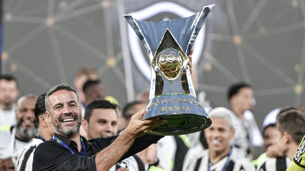 Artur Jorge levantando a taça. Foto: Thiago Ribeiro/AGIF