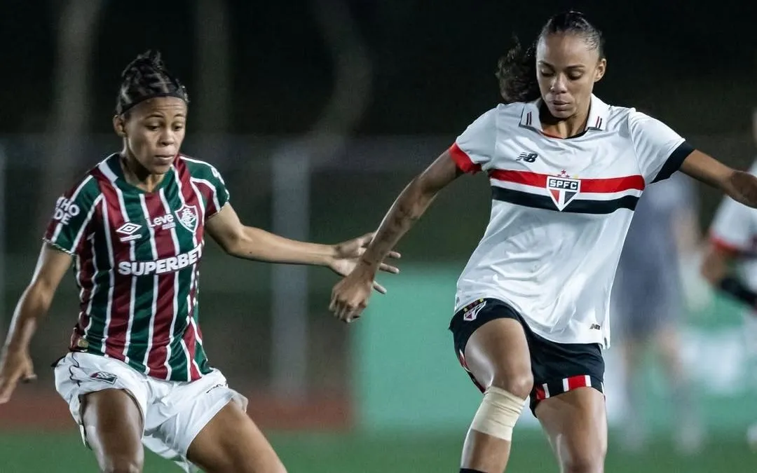 Jogadora do São Paulo, disputa lance com adversária do Fluminense em jogo marcado por polêmica nas quartas de final da Copinha Feminina. Foto: Jhony Inácio/Ag. Paulistão