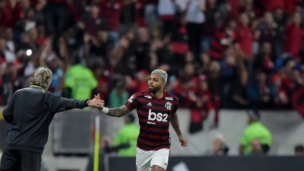 GabIgol jogador do Flamengo comemora seu gol com o técnico Jorge Jesus. Foto: Thiago Ribeiro/AGIF