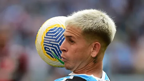 - Soteldo com a camisa do Grêmio