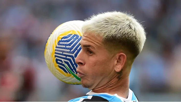 - Soteldo com a camisa do Grêmio