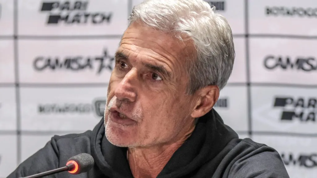 Luís Castro negociou com o Peixe. Foto: Robson Mafra/AGIF