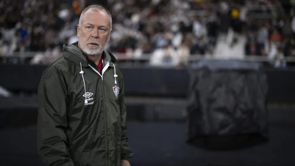 Mano Menezes sério. Foto: Jorge Rodrigues/AGIF