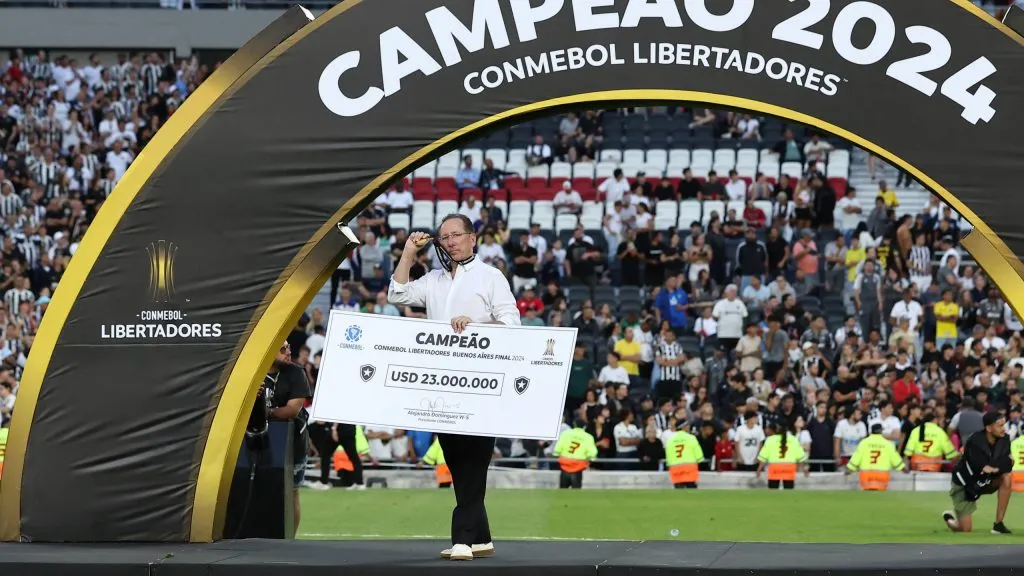 John Textor recebendo prêmio da Copa Libertadores 2024. Foto: ALEJANDRO PAGNI