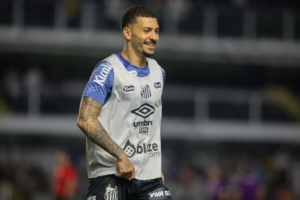 Alison em aquecimento para jogo contra o Ceará. Foto: Reinaldo Campos/AGIF