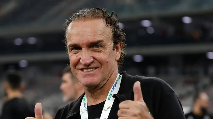 Curitiba, Brazil, Dec 15th 2021 Cuca head coach of Atl tico Mineiro with trophy after winning Copa do Brasil Brazilian Cup football match between Athletico Paranaense and Atletico-MG at the Estadio Arena da Baixada in Curitiba,Brazil. Atletico-MG won the game 1-2 on the night and the 2 leg tie 6-1 having won their home leg 4-0 on Dec 12th. Ricardo Moreira/SPP Copa do Brasil Final - Athletico PR v Atletico-MG PUBLICATIONxNOTxINxBRAxMEX