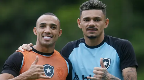 Marçal (à esquerda) deve deixar o Botafogo após o Intercontinental, no Catar