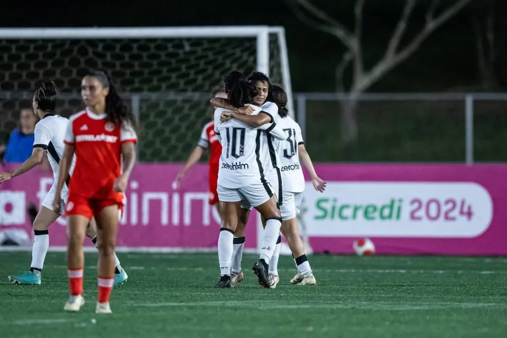 Botafogo comemora gol de Cabral, camisa 19 sobre o Inter na Copinha Feminina. Foto: Jhony Inácio/Ag. Paulistão