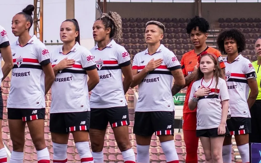 Bia Menezes e elenco do São Paulo antes do clássico contra o Corinthians pelo Brasileirão 2024.                      Foto: Guilherme Veiga/São Paulo FC