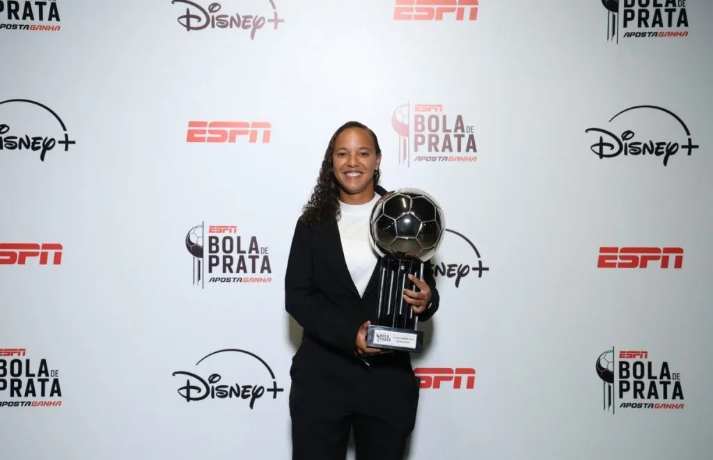 Letícia Monteiro, meia das Gurias Coloradas posa com o prêmio de Revelação do Brasileirão A1.                      Foto: Agência Com Z/Internacional