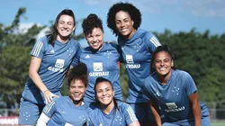 Miriã, atacante do Cruzeiro e as companheiras de elenco posam para foto oficial após treino no CT Toca da Raposa antes da partida decisiva que garantiu título do Campeonato Mineiro 2024
