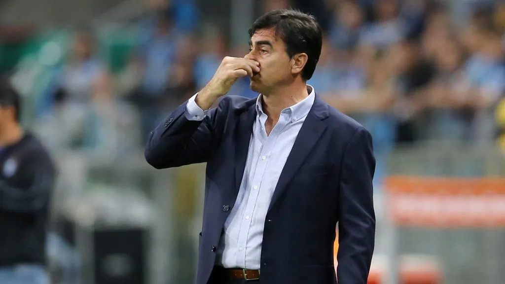 Gustavo Quinteros deve ser o novo técnico do Santos – Foto: Pedro H. Tesch/AGIF