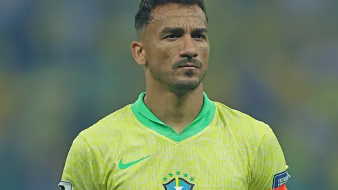 Danilo antes de partida pela Seleção Brasileira contra o Uruguai, na Arena Fonte Nova, pelas Eliminatórias para a Copa do Mundo.