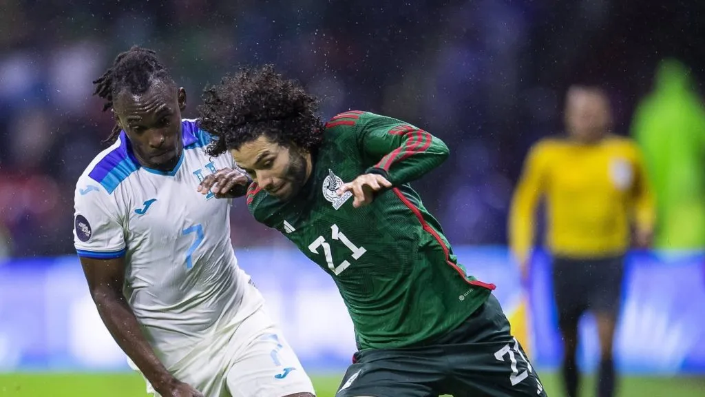 Foto: IMAGO / Agencia-MexSport – Alberth Elis (de camisa branca) em jogo de Honduras contra o México.