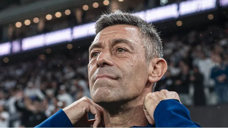 Pedro Caixinha durante jogo do Bragantino contra o Santos.