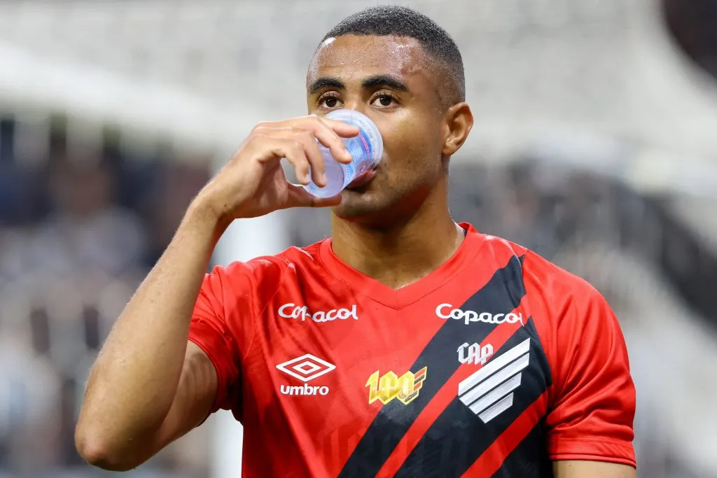 Foto: Joisel Amaral/AGIF – Erick na mira do Internacional após o rebaixamento do Athletico-PR