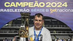 Carille com o troféu de campeão.