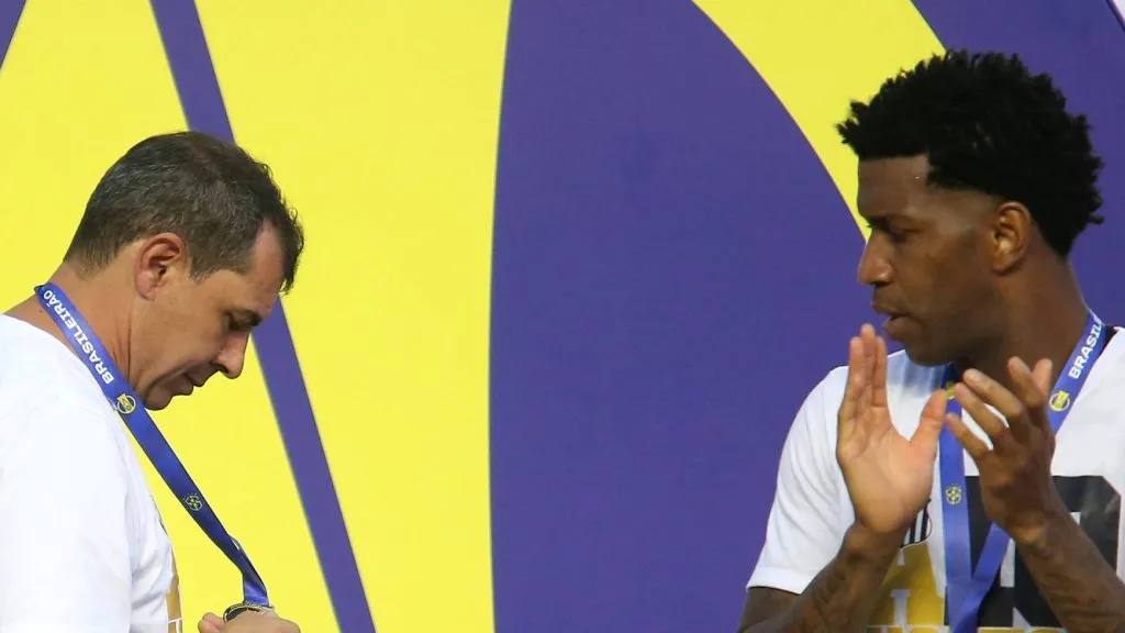 Foto: IMAGO / Sports Press Photo – Treinador durante comemoração do título da Série B, ao lado do zagueiro Gil.