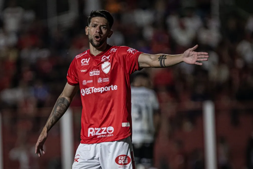 Zagueiro Jemmes em jogo do Vila Nova 