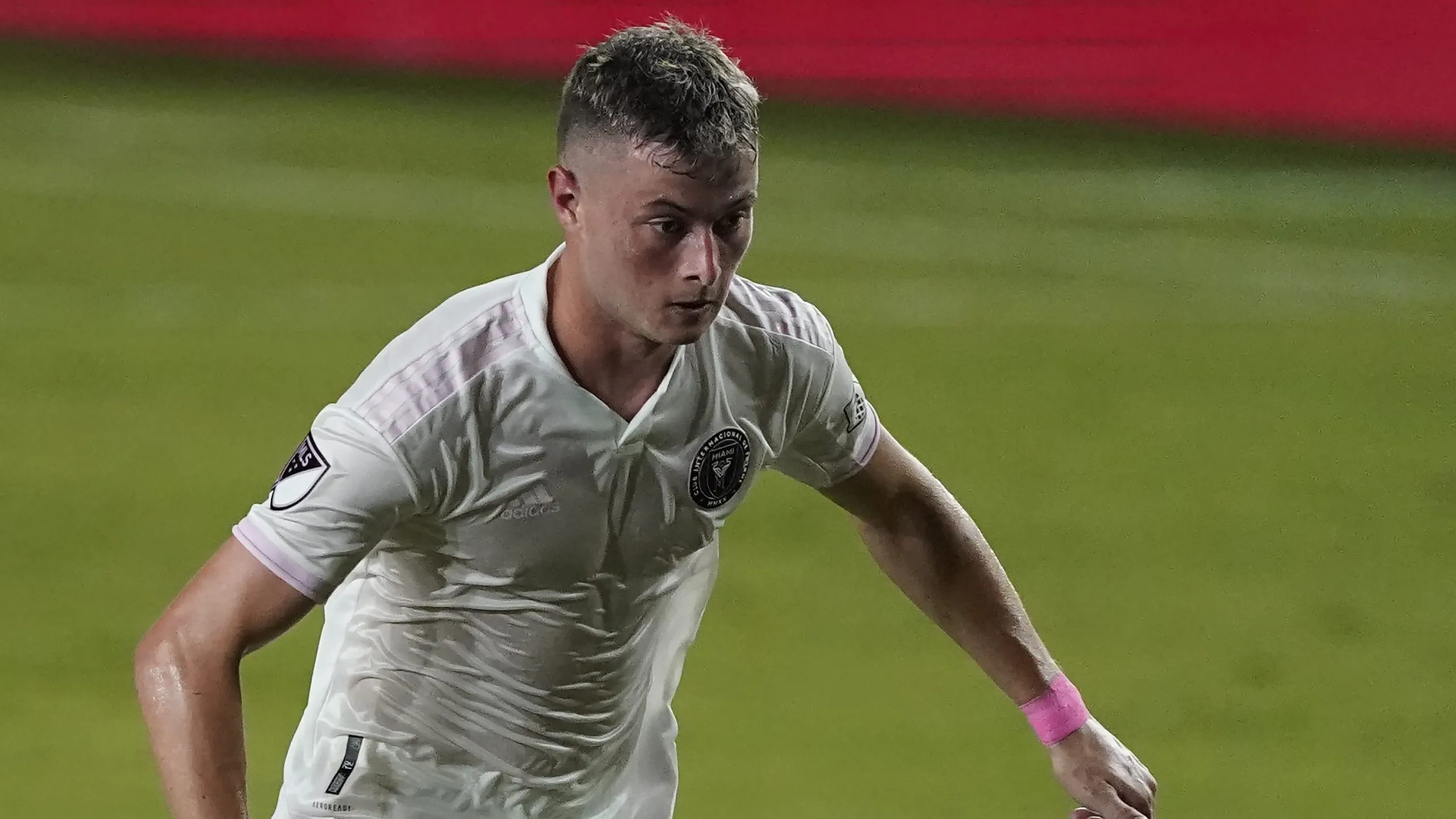 Matías Pellegrini de uniforme branco - Foto: Getty Images