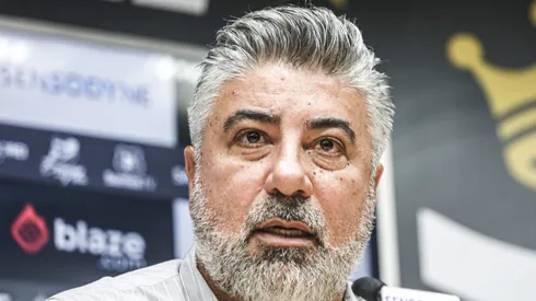 Gallo, coordenador esportivo do Peixe, durante coletiva na Vila Belmiro.