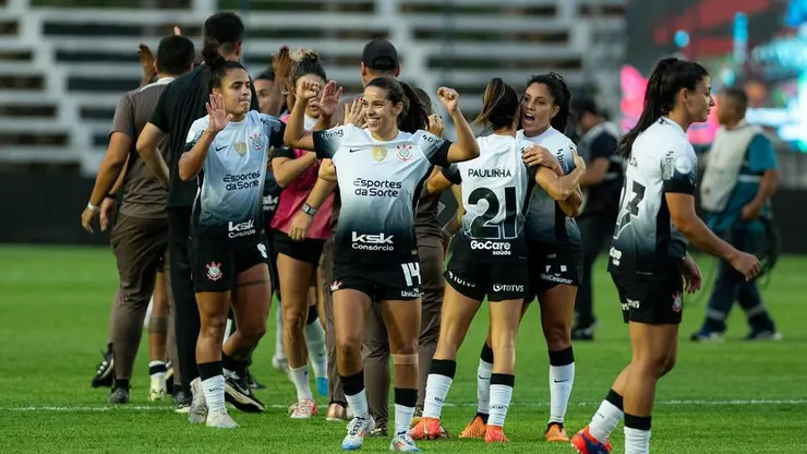 Millene, comemora título da Libertadores ao lado das companheiras do Corinthians