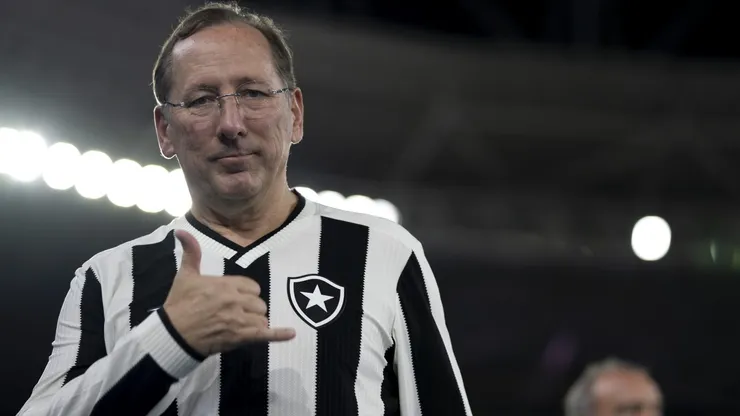 Textor não para nem em meio ao Intercontinental da FIFA e planeja oferta por zagueiro do Santos