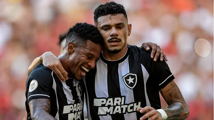 Tchê Tchê (à esquerda) foi um dos oferecidos pelo Botafogo ao Santos pela contratação de Jair