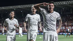 Mantuan, Adson e Róger Guedes comemorando gol pelo Corinthians