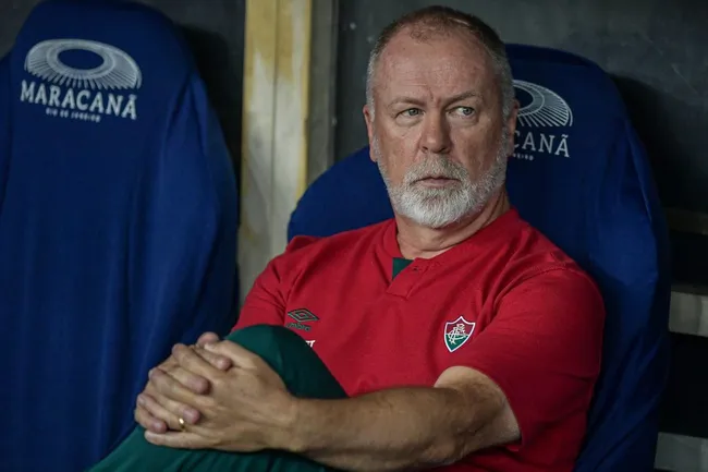 Mesmo criticado pela torcida, Mano Menezes deve seguir no comando do Fluminense em 2025. Foto: Thiago Ribeiro/AGIF