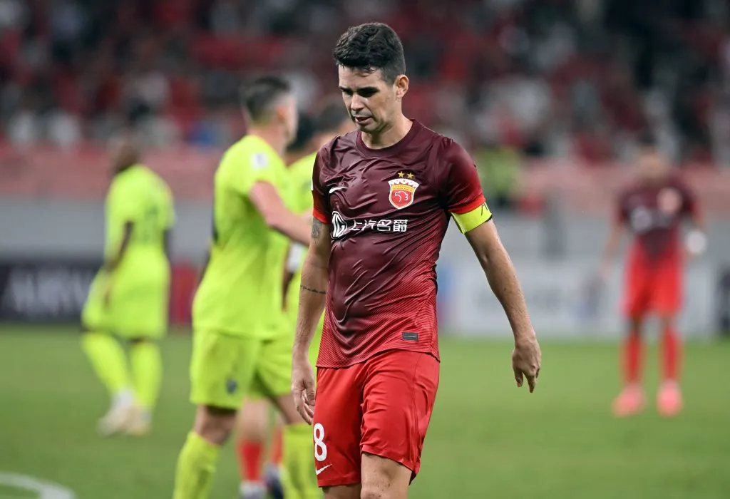 Oscar cabisbaixo com camisa vermelha - Foto: IMAGO