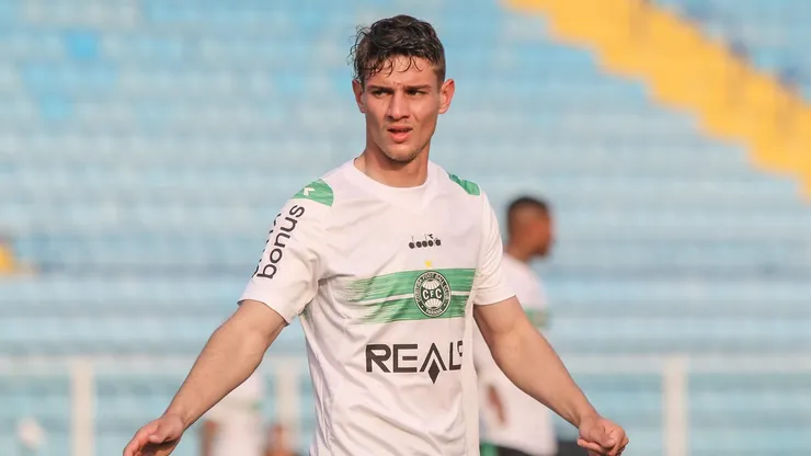 Natanael é titular absoluto da LD do Coritiba desde 2021 e interessa ao São Paulo - Foto: Lucas Gabriel Cardoso/AGIF