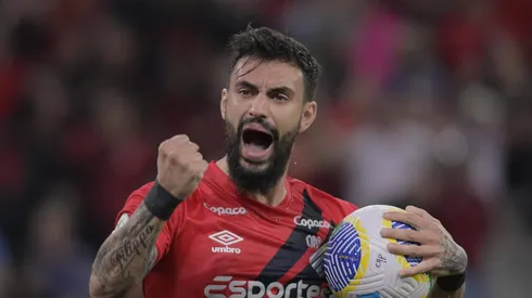 Mastriani comemorando gol contra o Criciúma.