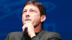 Bap está sendo ajudado por Leonardo.