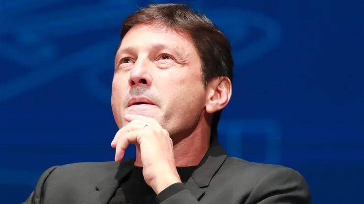Bap está sendo ajudado por Leonardo.
