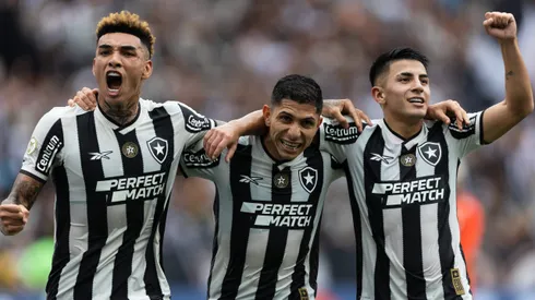 Igor Jesus, Savarino e Thiago Almada comemorando pelo Botafogo. Foto: Ruano Carneiro