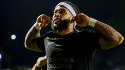 Memphis comemorando gol durante partida entre Vitória e Corinthians, no Barradão, pelo Campeonato Brasileiro. Foto: João Aurélio