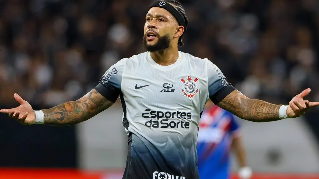 Memphis Depay reclamando. Foto: Joisel Amaral/AGIF