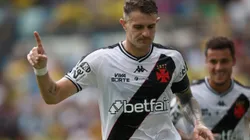 MT - CUIABA - 08/12/2024 - BRASILEIRO A 2024, CUIABA X VASCO - Vegetti jogador do Vasco comemora seu gol com Philippe Coutinho jogador da sua equipe durante partida contra o Cuiaba no estadio Arena Pantanal pelo campeonato Brasileiro A 2024. Foto: Gil Gomes/AGIF