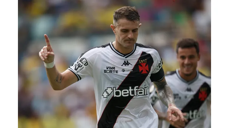 MT - CUIABA - 08/12/2024 - BRASILEIRO A 2024, CUIABA X VASCO - Vegetti jogador do Vasco comemora seu gol com Philippe Coutinho jogador da sua equipe durante partida contra o Cuiaba no estadio Arena Pantanal pelo campeonato Brasileiro A 2024. Foto: Gil Gomes/AGIF
