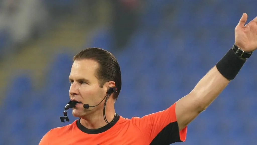 Foto: IMAGO / Samuello Sports Images Gh –  Danny Makkelie negou pênalti em atacante do Alvinegro.