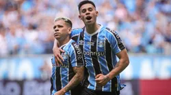 Soteldo e Aravena comemoram o gol do venezuela em vitória do Grêmio sobre o Atlético-GO, em outubro deste ano