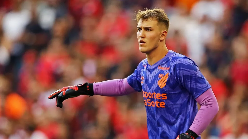 Léo Linck orienta jogadores no Maracanã - Foto: Getty Images