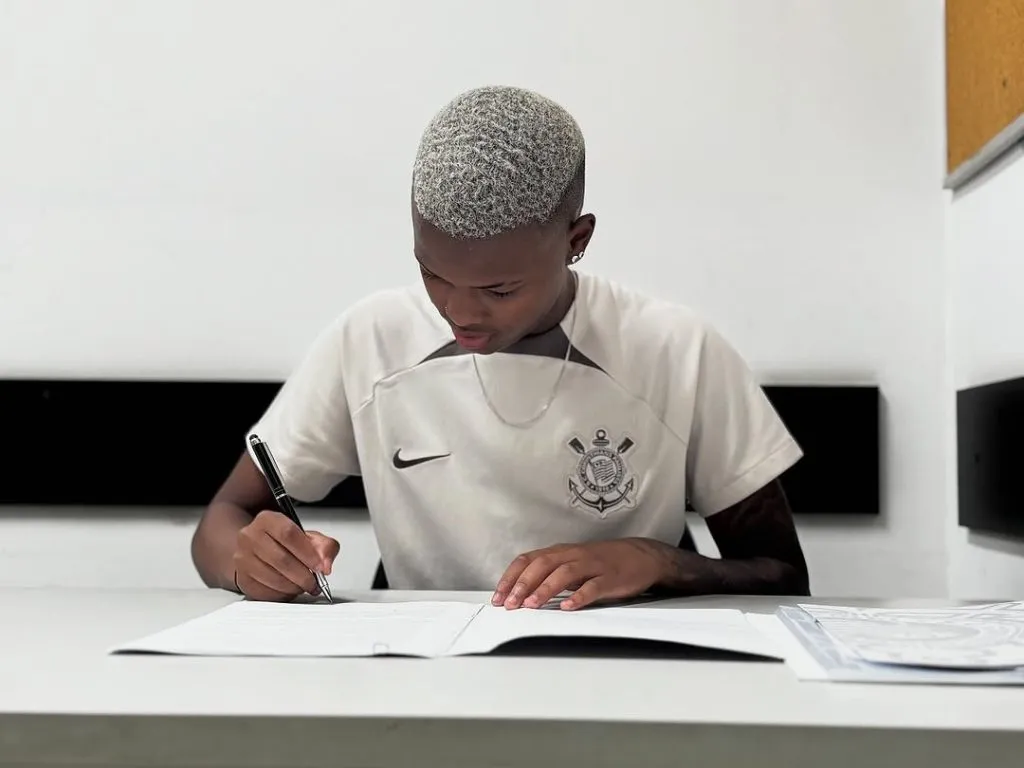 Atacante, Jhonson assina contrato permanente com o Corinthians e pode ganhar mais espaço na equipe principal a partir de 2025. Foto: Rodrigo Gazzanel/Corinthians