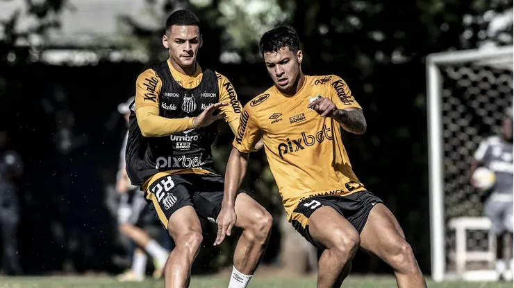 Kaiky (de colete preto) é alvo do Vasco para a temporada 2025 - Foto: Ivan Storti/Santos FC